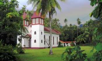 2406 | Eglise - Moorea - Sur l'île de Moorea, en Polynésie Française, cette église et son double clocher aurait été dessinée et imaginée par Paul Gauguin, qui y séjourna.