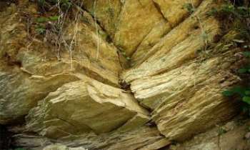 2415 | Roche - La roche de la cascade d'Aulus, en Ariège, dans les Pyrénées françaises. Un endroit très apprécié des randonneurs amoureux de la nature. 