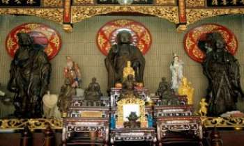 2433 | Autel - Bangkok - Dans la tradition des religions asiatiques, dans les temples, ou chez soi, l'autel dédié aux divinités tient une place importante pour la prière ou les offrandes.
