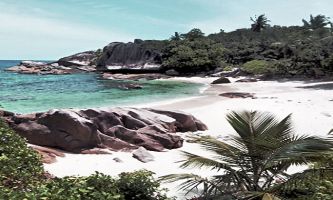 puzzle Paradis, Les plages des Seychelles ont cette réputation, d'être un véritable paradis. Un tourisme bien pensé permet encore à cette destination pourtant très courue de répondre sans faillir à sa réputation.