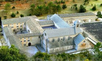 puzzle Abbaye de Senanque, L'abbaye cistercienne de Senanque : un des plus beaux exemples de l'architecture du XIIème siècle. Ancrée au creux d'un vallon en Provence, elle est encore habitée par une communauté de moines cisterciens.