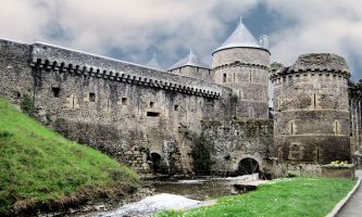 puzzle Château de Fougères, Le château de Fougères et ses remparts, en Ille-et-Vilaine, une partie de la Bretagne. Fortifé dès le XIème siècle, détruit et reconstruit, jusqu'au XVème siècle, on peut y voir de beaux exemples de l'architecture militaire, romane comprise. Il appelle aussi à la mémoire de nombreuses épopées historiques.