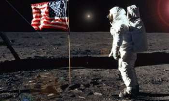 2468 | 1er pas sur la Lune - Le 21 juillet 1969 à 3h56, le commandant Neil Armstrong pose le premier pas sur la Lune. “C’est un petit pas pour l’homme, mais un grand pas pour l’humanité” déclare Armstrong. Il y a des projets pour qu'en 2020, l'homme puisse retourner sur la Lune, soit plus de 50 ans après le premier pas.