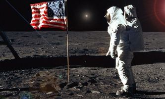 puzzle 1er pas sur la Lune, Le 21 juillet 1969 à 3h56, le commandant Neil Armstrong pose le premier pas sur la Lune. “C’est un petit pas pour l’homme, mais un grand pas pour l’humanité” déclare Armstrong. Il y a des projets pour qu'en 2020, l'homme puisse retourner sur la Lune, soit plus de 50 ans après le premier pas.