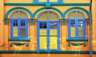 puzzle Fenêtres - Singapour, Façades très colorées, pas de toute nous sommes bien à Chinatown dans les années 1800... un quartier de Singapour sauvé de la démolition.