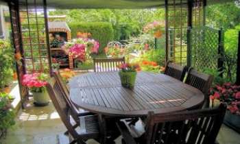 2481 | Salle à manger d'été - Qui n'en rêverait pas ! La terrasse, les fleurs, l'ombre, la fraîcheur, le barbecue...des vacances à domicile.