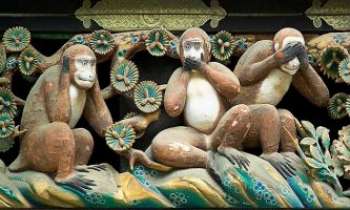 2490 | Les Trois Singes - Dans un temple, au Japon. Connue du monde entier, leur devise : ne rien entendre, ne rien dire, ne rien voir.