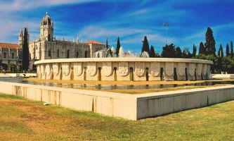 puzzle Monastère Jerominos, Ce monastère est une des merveilles de Lisbonne, au Portugal. Attestant des richesses de ce pays au temps des grandes découvertes tel celle de Vasco de Gama en Inde. Sa construction fut entreprise par le Roi Manuel Ier en 1502.