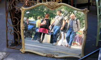 puzzle Brocante à Paris, Dans cette brocante de rue, on n'est pas trompé sur la marchandise : le miroir est en bon état de marche ! La photo en est la preuve.