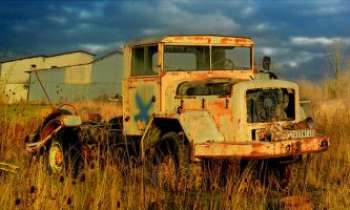 2535 | Le camion en retraite - Il a été, il n'est plus, et pourtant sans lui, les nouveaux poids lourds n'existeraient pas pour nous ravitailler tous et chacun de ville en ville, de village en village.