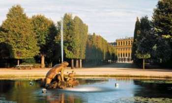 2545 | Fontaine à Schoenbrunn - Les fontaines de Vienne sont réputées et nombreuses. Celles du château de Schoenbrunn parcourent les perspectives rompant agréablement avec l'immensité de ses jardins et parcs.