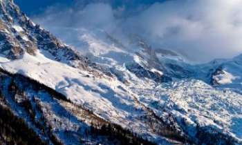 2619 | Mont-Blanc - Glaciers - Point culminant de France, le Mont-Blanc attire de nombreux touristes, en particulier amateurs de sport des glaces : d'une grande beauté, ses glaciers, mais présentant aussi de nombreuses diffiultés d'accès auquel les amateurs du sport alpin aiment se confronter.