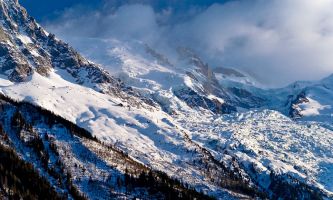 puzzle Mont-Blanc - Glaciers, Point culminant de France, le Mont-Blanc attire de nombreux touristes, en particulier amateurs de sport des glaces : d'une grande beauté, ses glaciers, mais présentant aussi de nombreuses diffiultés d'accès auquel les amateurs du sport alpin aiment se confronter.