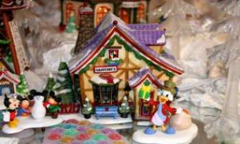 2560 | Picsou Père Noël - Inatendu, n'est-ce pas ? L'oncle Picsou distribuant des cadeaux. Mais ne dit-on pas qu'il se produit des miracles au moment de Noël !
