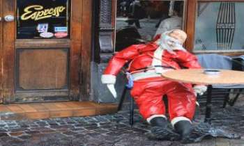 2564 | Le Père Noël est fatigué - Avant de commencer sa tournée : une petite pour la route, lire tout ce courrier était épuisant, le requinquera pour la distribution des cadeaux !