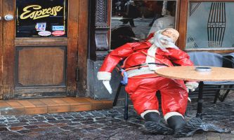 puzzle Le Père Noël est fatigué, Avant de commencer sa tournée : une petite pour la route, lire tout ce courrier était épuisant, le requinquera pour la distribution des cadeaux !