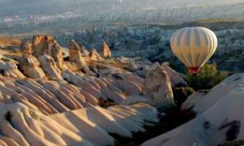 2572 | Capadoce - Turquie - Un voyage en ballon pour survoler les extraordinaires formations des "cheminées de fées" dues à l'érosion de la roche, dans cette région de Turquie.
 