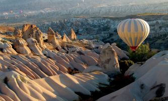 puzzle Capadoce - Turquie, Un voyage en ballon pour survoler les extraordinaires formations des "cheminées de fées" dues à l'érosion de la roche, dans cette région de Turquie.
 