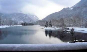 2586 | Lac - Hte-Savoie - Le lac de Marlens, près d'Annecy, en Haute-Savoie. Un étape plaisante pour les nombreux randonneurs, été comme hiver. 