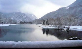 puzzle Lac - Hte-Savoie, Le lac de Marlens, près d'Annecy, en Haute-Savoie. Un étape plaisante pour les nombreux randonneurs, été comme hiver. 