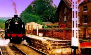 2605 | Yorkshire Moors Railway - Une des particularités de ce parc national des Moors, dans le Nord Yorkshire, en Angleterre : la NYMR, créée vers 1860, compagnie ferroviaire dont les locomotives à vapeur traversent ces landes sur 29 km. Elles sont devenues aujourd'hui une des attractions majeures de ce parc, elles attirent à elles seules de très nombreux visiteurs heureux de découvrir des émotions du passé.