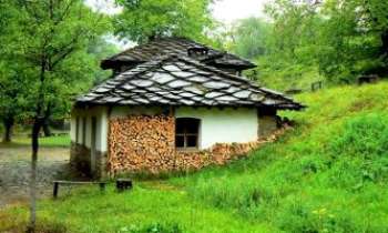 2616 | Maison Bulgare - La maison traditionnelle, en Bulgarie. Un immense parc a été créé, où est reproduit à l'identique le mode de vie de naguère. Une préservation du patrimoine de la mémoire, devant la modernisation de l'ensemble de ce pays, tout comme celle des Balkans en général.