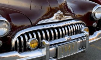 puzzle Calandre - 1947, La calandre de la Buick Knight n'hésite pas à montrer ses dents d'acier. Toujours jeune et séduisants les jeunes, à 63 ans, elle peut être fière d'elle, cette collectible. Elle a encore de beaux jours devant elle.