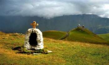 2627 | Georgie - Le mont Kasbek - Ces montagnes font partie de la chaîne du Caucase. Parmi les plus hautes de la Géorgie. La légende veut qu'un dieu similaire au Prométhée des grecs, ait été condamné à y vivre, pour avoir dérobé le feu du ciel et l'avoir donné aux hommes. 