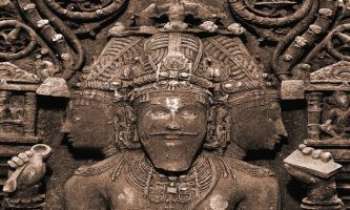 2636 | Trinité Hindoue - Dans un temple dédié au Dieu Brahma, à Goa en Inde. Ces sculptures de pierre de la période classique sont particulièrement raffinées et élégantes.