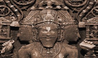 puzzle Trinité Hindoue, Dans un temple dédié au Dieu Brahma, à Goa en Inde. Ces sculptures de pierre de la période classique sont particulièrement raffinées et élégantes.
