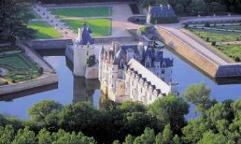 2642 | Survol de Chenonceau - Le plus fin et gracieux des châteaux de la Loire. Entouré d'eau et de ses jardins à la française, c'est le plus visité des châteaux de France, après celui de Versailles. 