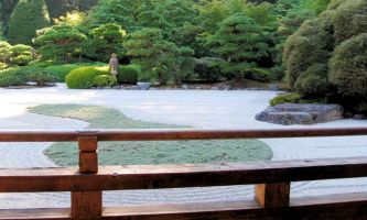 puzzle Calme et sérénité, Un jardin japonais, rien de tel pour une échappée mentale, où qu'il se trouve. Ici dans l'Orégon. L'Europe a les siens aussi. Plus qu'une mode, un art de vivre.