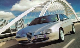 puzzle Alfa  Romeo 147, Elue voiture de l'année lors de sa nouvelle édition en 2001, ce modèle remporte toujours le même succès. Malgré une sérieuse concurrence face à ses compétiteurs, 62% des utilisateurs se déclarent prêts à renouveler l'expérience Alfa lors de leur prochain achat. 