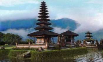 2648 | Temple à Bali - L'île de Bali fait partie de l'archipel d'Indonésie. Une destination très touristique aujourd'hui. Une plus ancienne pénétration de la culture Hindoue, a donné naissance à ce type de temple en forme de pagode, censé être une
représentation du Mont Meru, une des divinités de la cosmologie Hindouiste.