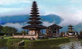 puzzle Temple à Bali, L'île de Bali fait partie de l'archipel d'Indonésie. Une destination très touristique aujourd'hui. Une plus ancienne pénétration de la culture Hindoue, a donné naissance à ce type de temple en forme de pagode, censé être une
représentation du Mont Meru, une des divinités de la cosmologie Hindouiste.