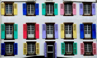 puzzle Fenêtres multiples, Un jeu de couleurs sur les volets de ces fenêtres, et toute la monotonie s'efface au profit d'une joyeuse harmonie. 