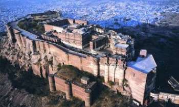 2669 | Fort  de  Mehrangarh - Le fort de Mehrangarh de Jodhpur, ville située dans l'État du Rajasthan, est l'un des plus imposants forts que compte l'Inde. Surnommé le fort magnifique, il surplombe la ville du haut de ses 122 mètres. A l'intérieur de celui-ci se trouve un palais richement décoré et agrémenté de nombreuses cours. Commencée en 1459, sa construction se termine en 1698, sous la forme qui est la sienne
aujourd'hui.

 