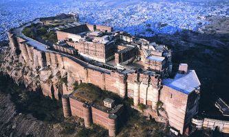 puzzle Fort  de  Mehrangarh, Le fort de Mehrangarh de Jodhpur, ville située dans l'État du Rajasthan, est l'un des plus imposants forts que compte l'Inde. Surnommé le fort magnifique, il surplombe la ville du haut de ses 122 mètres. A l'intérieur de celui-ci se trouve un palais richement décoré et agrémenté de nombreuses cours. Commencée en 1459, sa construction se termine en 1698, sous la forme qui est la sienne
aujourd'hui.

 