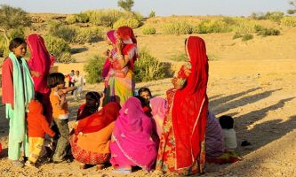 puzzle Saris en campagne, Le sari, vêtement traditionnel et ancestral de l'Inde pour les femmes : dans les villes comme dans les campagnes, il est le symbole de la grâce féminine. Ce qui n'exclut pas la force, comme le prouve la part importante et physique souvent, de la contribution à la société de la femme en Inde. 
