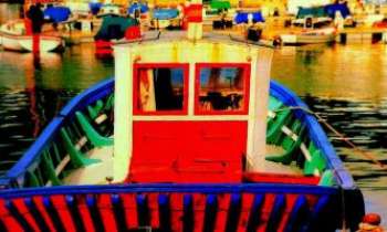 2695 | Le bateau rouge - Un coucher de soleil qui illumine et colore ce port de pêche
en Crète. Ce bateau de pêche avec sa cabine de rouge colorée
lui rend hommage.