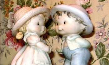 2702 | Couple kitsch - Un joyeux et charmant couple que figurent ces bibelots de porcelaine, le promis et sa promise.