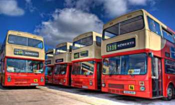 2718 | Bus anglais - Les fameux bus anglais à deux étages, même modernisés, comme ici, sont aussi prisés des touristes que des autochtones. Ils font partie des clichés attachants que l'on ramène avec soi dans ses souvenirs, lors d'une visite
en ce pays.