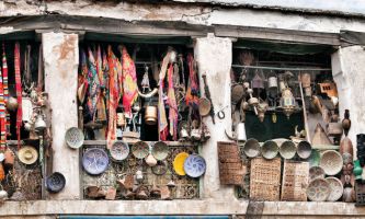 puzzle Souk - Marrakech, Chaque région du Maroc a ses souks : la différence réside souvent
dans les produits artisanaux propres à chacune des régions, des objets usuels
pour l'habitat ou l'habillement, ou encore d'art local. Toujours un endroit d'émerveillement de la part des touristes, ces cavernes d'Ali-Baba.