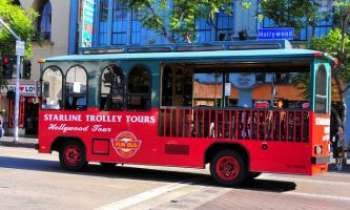 2731 | Trolley bus - A Hollywood, on n'hésite pas à rappeler le passé, pour faire faire le tour
de cet endroit mithyque. Si ses nouvelles vedettes ne sont pas étrangères
à ce lieu, les anciennes y tiennent toujours une place de choix.