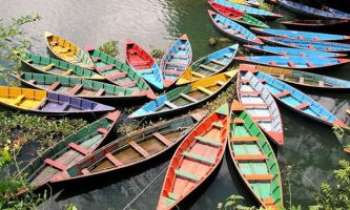 2733 | Barques - Népal - Tel les pétales d'une fleur d'eau, ces barques regroupées, colorées, fines et légères, prêtes pour une nouvelle mise à l'eau, assurant ainsi la subsistance
des habitants de ce lieu, au Népal.