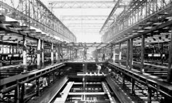2747 | Titanic - Construction - - Un document rare, cette photoancienne : le Titanic en construction dans ses ateliers. Même à notre époque on ne peut être qu'admiratif de l'élégance et de l'ingéniosité d'une structure métallique d'une telle ampleur.