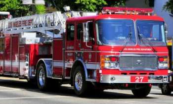 2816 | Pompiers - Los Angeles - Si les voitures des pompiers de New york sont souvent les héroïnes de films...celles de Los Angeles, en Californie, rivalisent volontiers avec leurs semblables du Nord-Est, côté look.  
