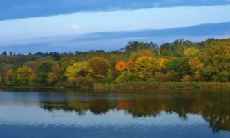 puzzle Reflet d'Automne, Puissance et douceur de la nature sur ce lac qui reflète les chaudes nuances des couleurs d'Automne dont se parent les arbres en cette saison.