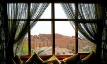 2771 | Par la fenêtre - Une façon originale de contempler cette ville mythique de Ouarzazate,
dans le Sud du Maroc. Un confortable divan et ses coussins moelleux
pour rêver de la visite de la ville qui vous attend.
