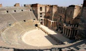 2778 | Amphithéâtre - Bosra - L'antique amphithéâtre Romain de Bosra, en Syrie, du 2ème siècle, sous l'époque de l'empereur Trajan, est un des mieux conservé. Au Sud de Damas, bâti sur une
colline, et entouré d'une forteresse plus tardive, ce qui a sûrement aidé
à le conserver en l'état. Il accueillait 15.000 spectateurs. 